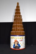 パディントンが大好きなマーマレードの瓶で作られたタワー。