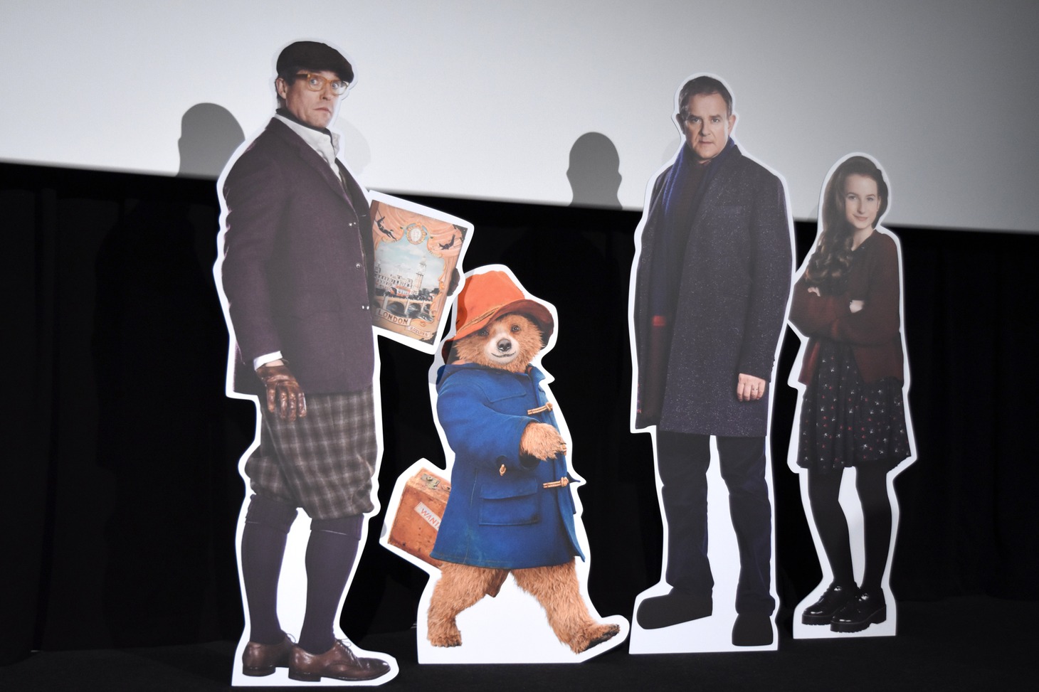 「パディントン2」に登場するキャラクターのパネル。