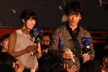 客席を通って登場する土屋太鳳（左）と佐藤健（右）。