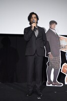 ブキャナンが変装を得意とすることにちなんで「3年前のハロウィンで、草間彌生さんの仮装を本気でしました」と明かす斎藤工。