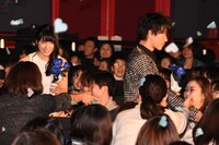 客席を通って登場する土屋太鳳（左）と佐藤健（右）。