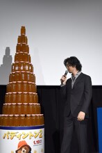 タワーをじっと見つめる斎藤工。