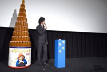 「ヒュー・グラント？ 草間彌生さん？」と予想をしながら、ゲストの登場を待つ斎藤工。