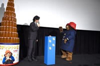 初対面を果たした斎藤工（左）と、パディントン（右）。