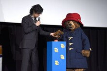 パディントン（右）の手をとる斎藤工（左）。