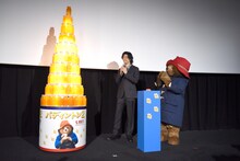 タワーの点灯を喜ぶ斎藤工（左）と、パディントン（右）。