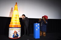 マーマレード瓶の盗難を心配する斎藤工（左）と、パディントン（右）。