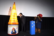 マーマレード瓶の盗難を心配する斎藤工（左）と、パディントン（右）。