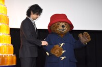 パディントン（右）をエスコートする斎藤工（右）。