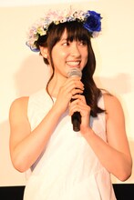 青いバラとダイヤモンドリリーで作られた花冠を被った土屋太鳳。