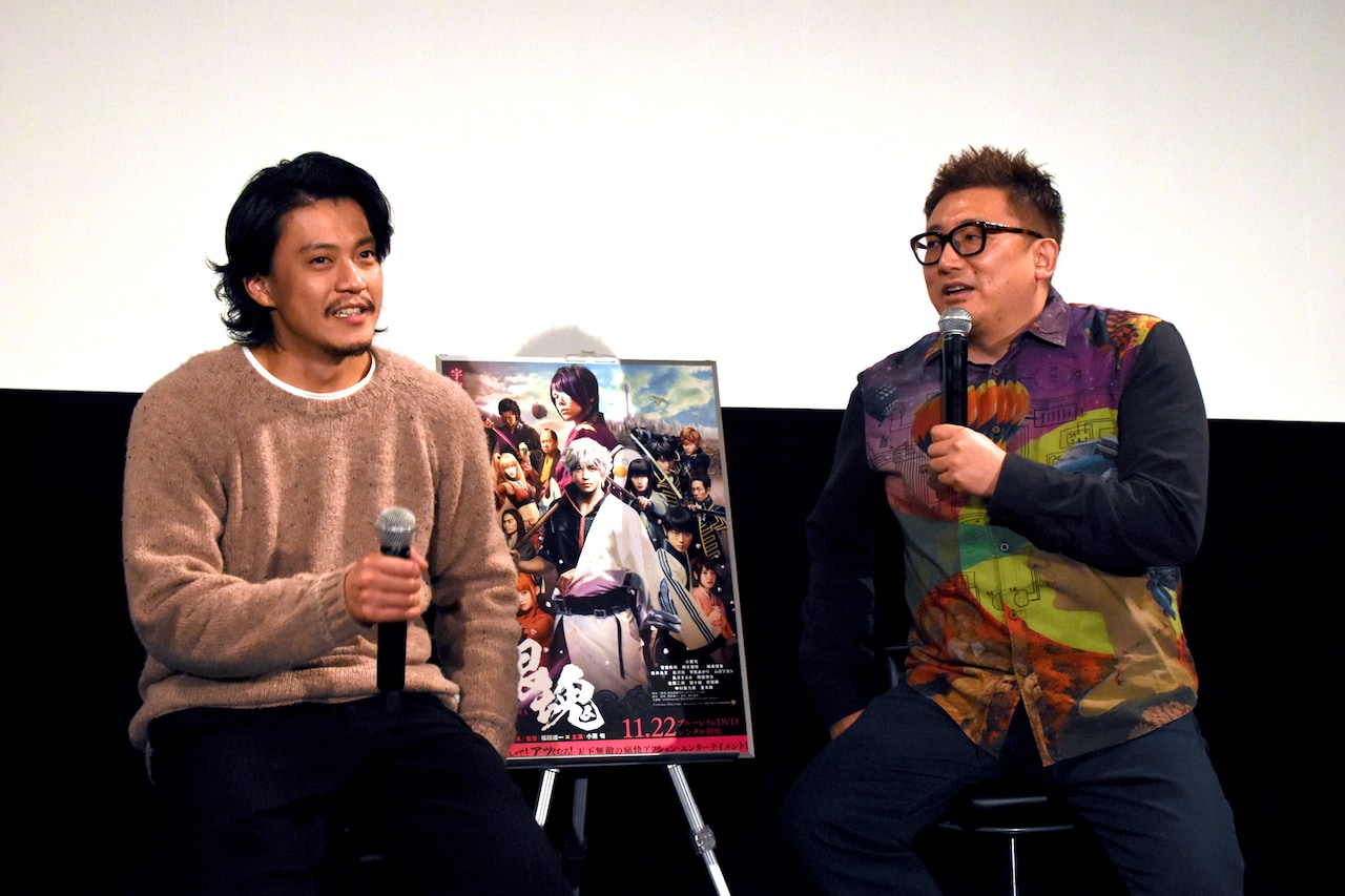 「銀魂」Blu-ray / DVDリリース記念イベントに登壇した小栗旬（左）と福田雄一（右）。