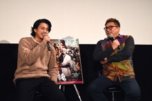 左から小栗旬、福田雄一。