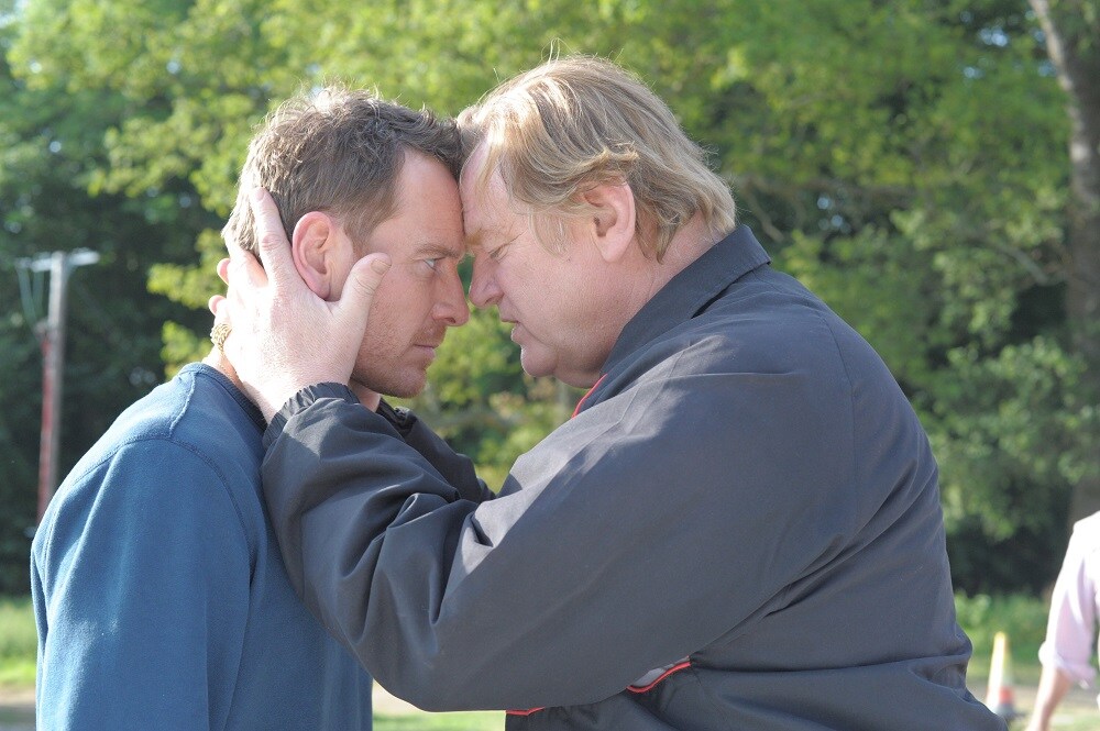 「アウトサイダーズ」M・ファスベンダーとB・グリーソンのコメント到着