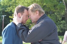 「アウトサイダーズ」より、左からマイケル・ファスベンダー、ブレンダン・グリーソン。