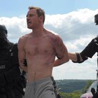 マイケル・ファスベンダー主演「アウトサイダーズ」公開、カーアクションは自ら運転