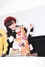 ドーナツタワーを完成させるため、ドーナツをはめ込む百田夏菜子。