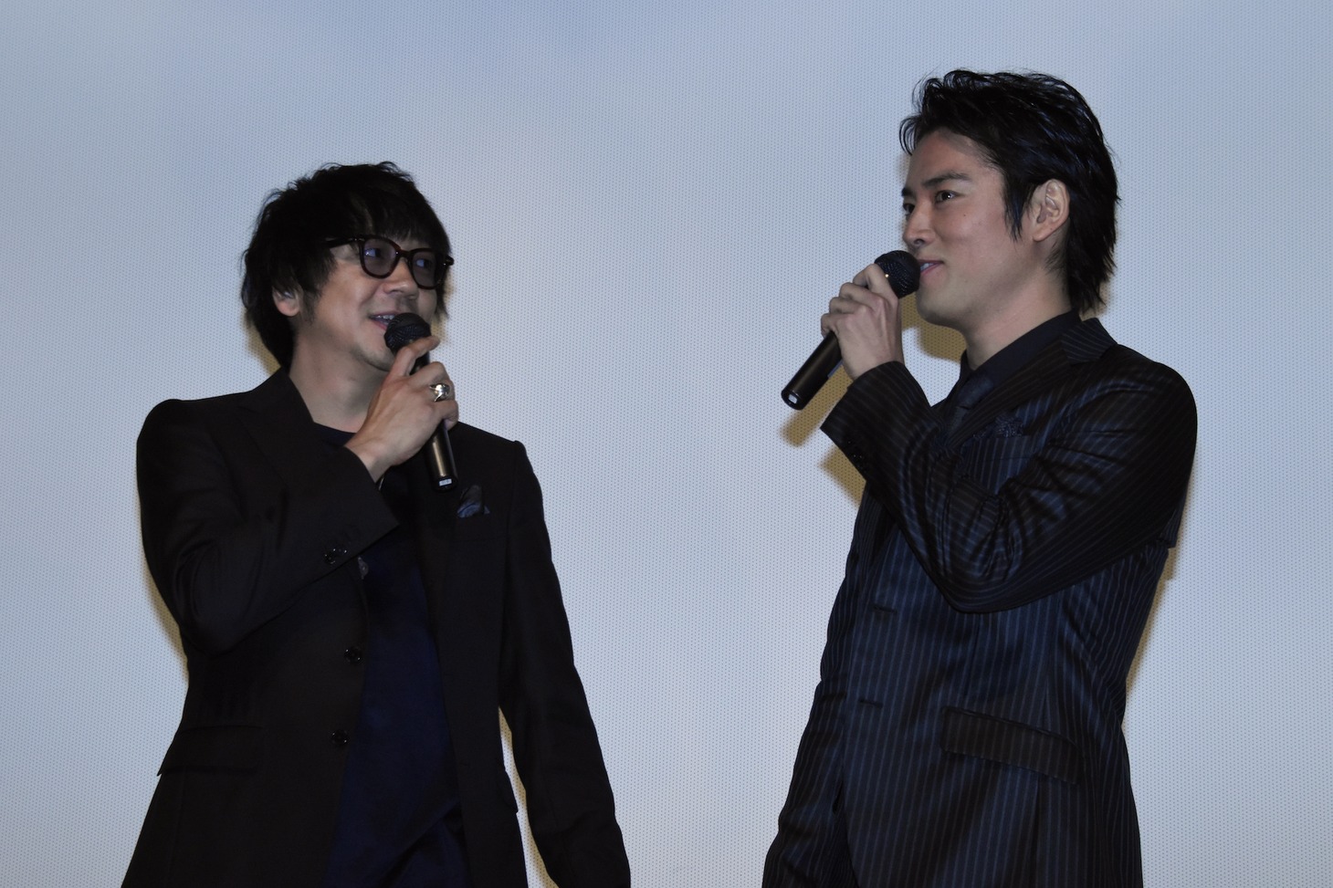 左から大森南朋、桐谷健太。