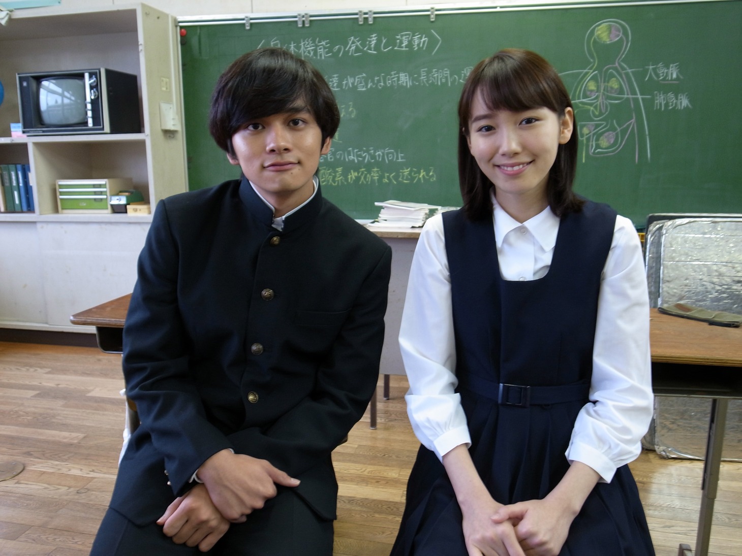 ドラマ「ずっと笑ってた」に出演する北村匠海（左）と飯豊まりえ（右）。