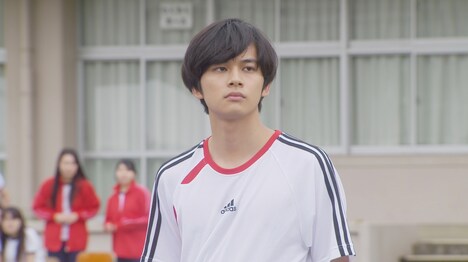 ドラマ「ずっと笑ってた」より、北村匠海演じる高校時代の明石家さんま。