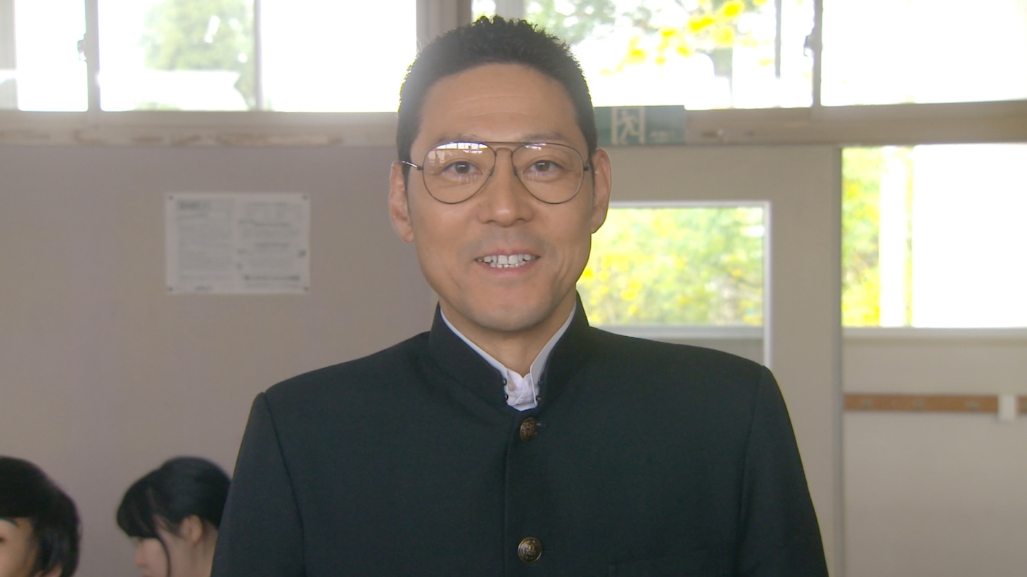 ドラマ「ずっと笑ってた」より、東野幸治演じる同級生。