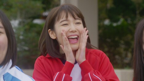 ドラマ「ずっと笑ってた」より、飯豊まりえ演じる同級生。