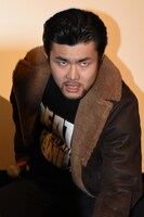 メンチを切る小林勇貴。