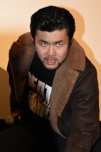 メンチを切る小林勇貴。