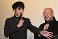 間宮祥太朗（左）、六平直政（右）。