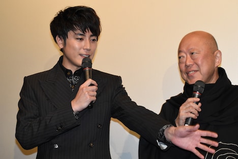 間宮祥太朗（左）、六平直政（右）。