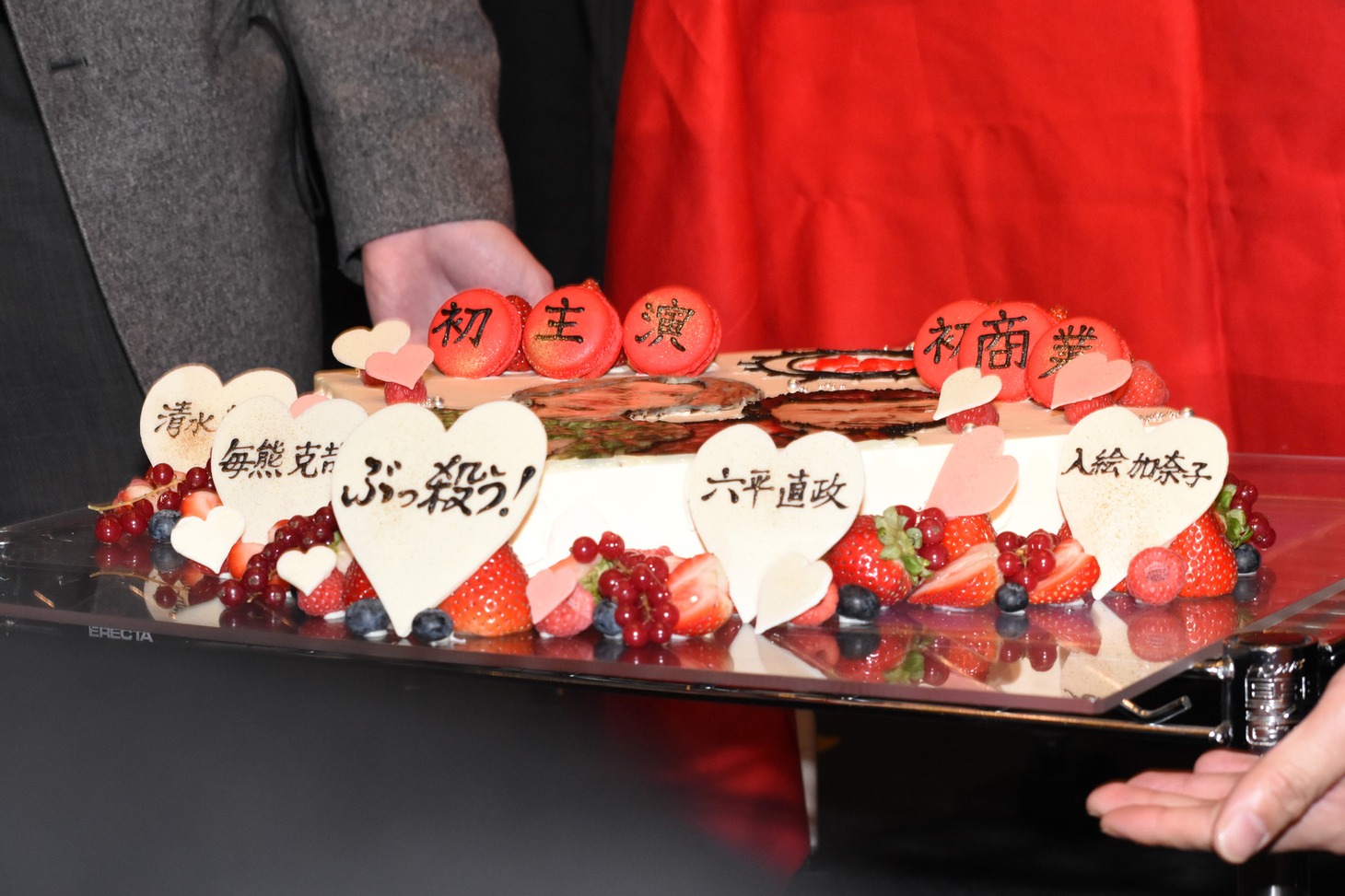 本作の公開を祝した「全員死ケーキ」。