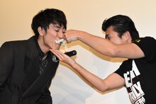 間宮祥太朗（左）にケーキを“アーン”する小林勇貴（右）。
