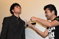 小林勇貴（右）に“アーン”されたケーキを頬張る間宮祥太朗（左）。