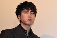 ケーキを頬張る間宮祥太朗。