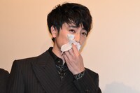 口に付いたケーキを拭う間宮祥太朗。