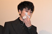 口に付いたケーキを拭う間宮祥太朗。