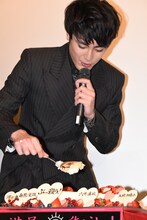 ケーキをスプーンですくう間宮祥太朗。