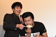 間宮祥太朗（左）にケーキを“アーン”される小林勇貴（右）。