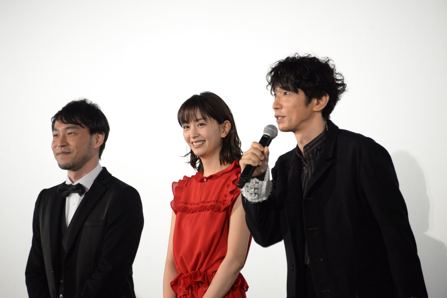 左から西田征史、石橋杏奈、ユースケ・サンタマリア。