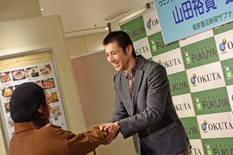 ファンに声をかけられ、「僕も緊張しています！」と返す山田裕貴（右）。