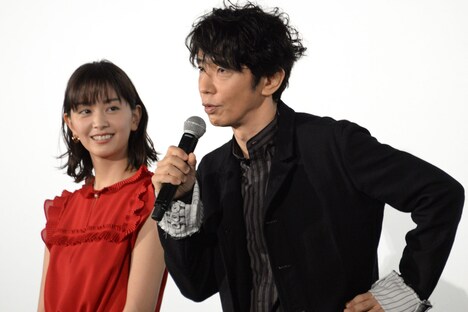 左から石橋杏奈、ユースケ・サンタマリア。