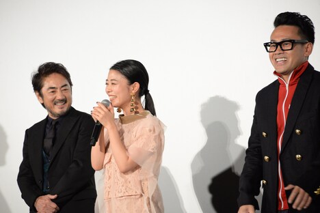 左から市村正親、高畑充希、宮川大輔。