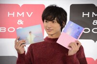 お気に入りの8月のカレンダーを手にした小関裕太。