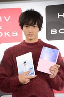 お気に入りの8月のカレンダーを手にした小関裕太。