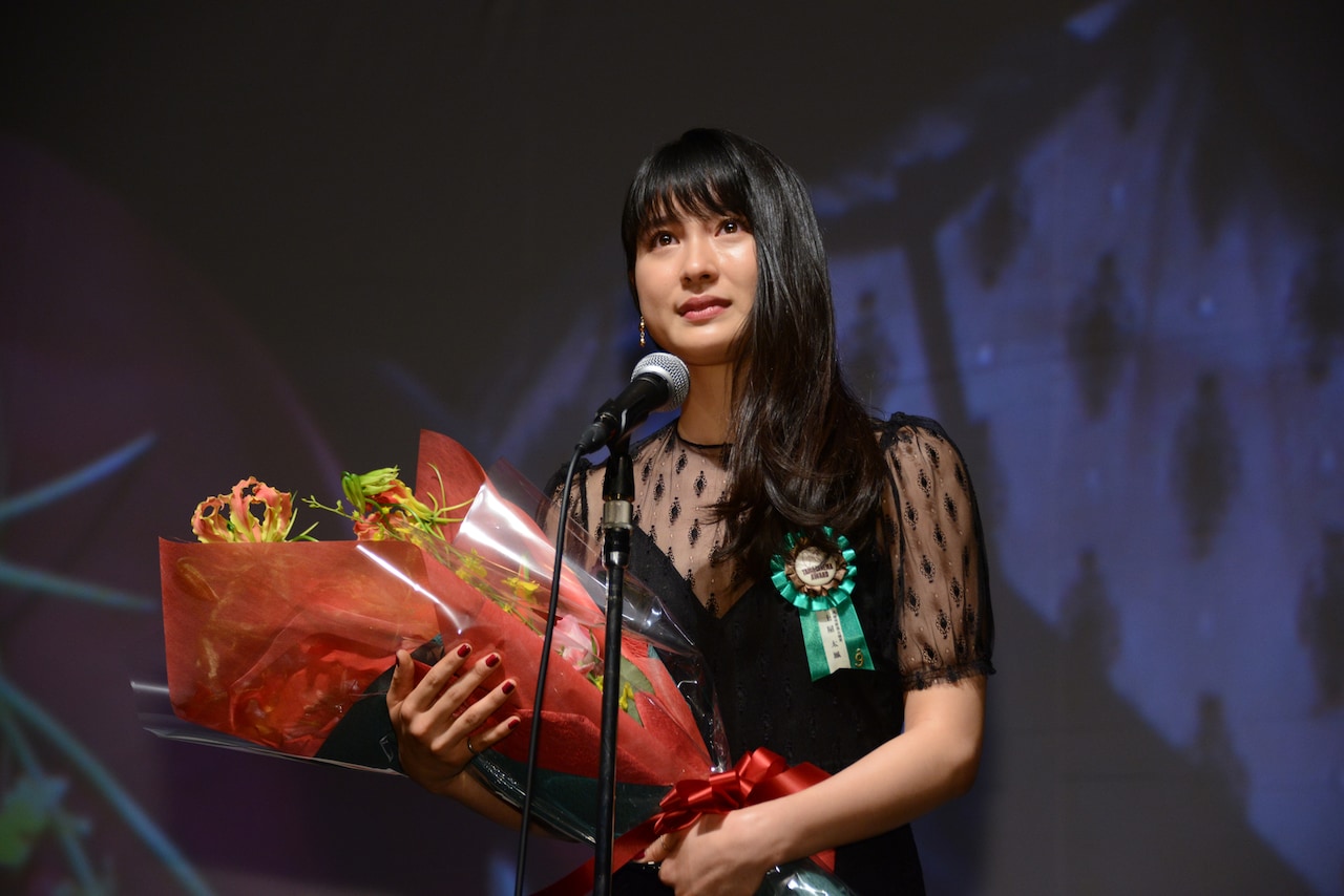土屋太鳳がTAMA映画賞で新進女優賞を獲得し涙、石橋静河は意気込み語る