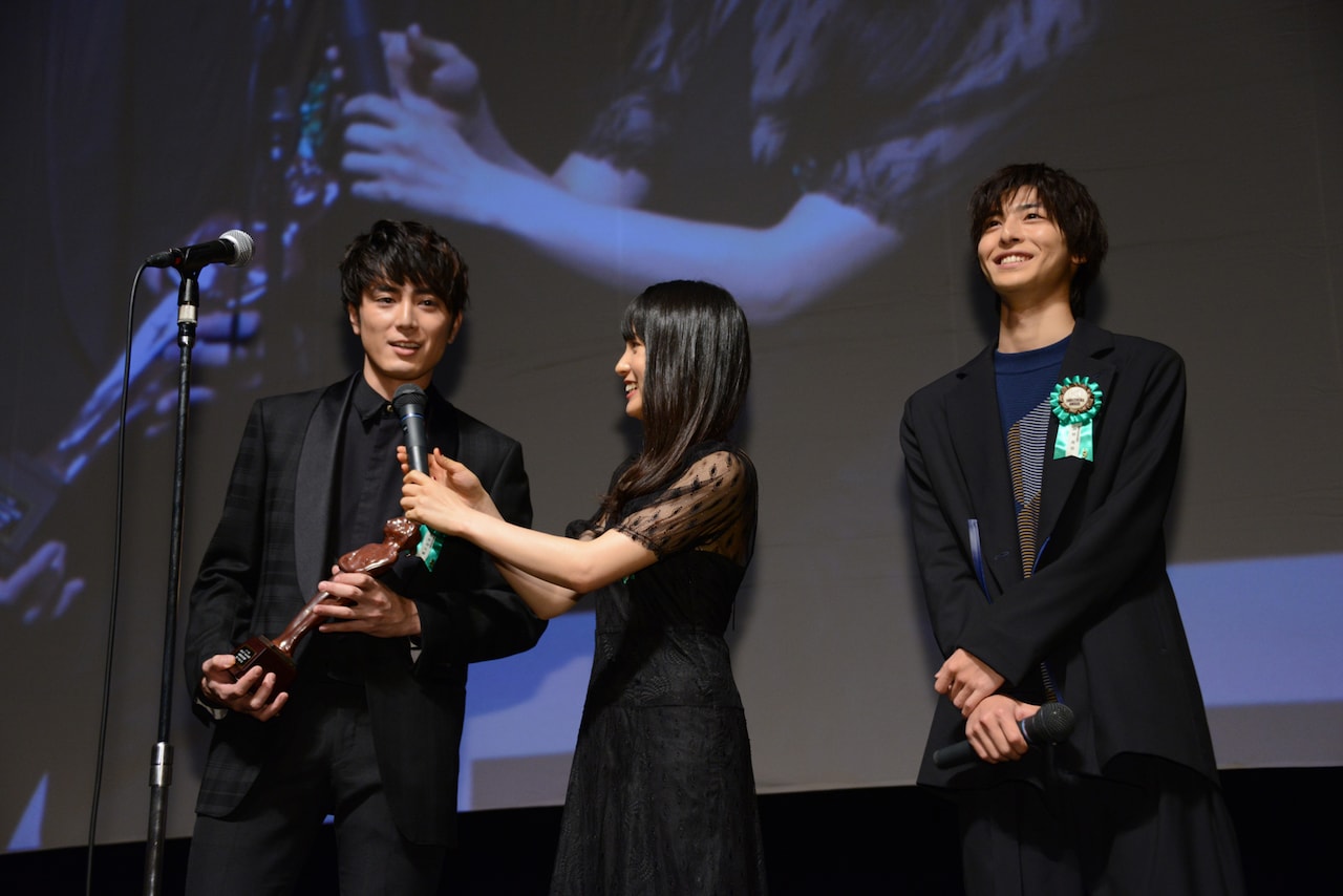 間宮祥太朗と高杉真宙がTAMA映画賞で最優秀新進男優賞、土屋太鳳も笑顔