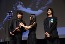 左から間宮祥太朗、土屋太鳳、高杉真宙。