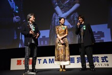 左から黒沢清、長澤まさみ、高杉真宙。