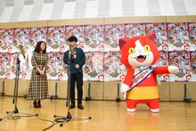 ジバニャン（右）の変貌ぶりを見て驚く上白石萌音（左）と千葉雄大（中央）。