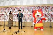 ジバニャン(右)の変貌ぶりを見て驚く上白石萌音(左)と千葉雄大(中央)。