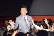 観客とハイタッチしながら登場する柳沢慎吾。